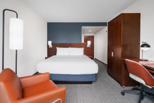 Habitación con cama extragrande y ducha con asiento - Adaptado para personas con movilidad reducida y discapacidad auditiva del hotel Courtyard Marriott Upper East Side. Foto 2