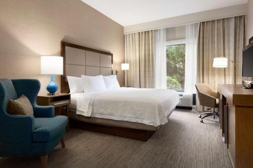 Habitación con ducha accesible en silla de ruedas - Adaptada para personas con discapacidad/discapacidad auditiva - Cama extragrande del hotel Hampton Inn Brookhaven Long Island