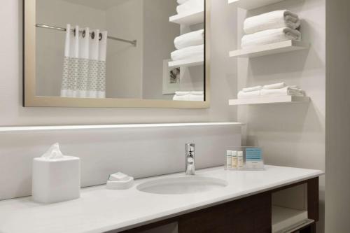 Estudio con cama extragrande y sofá cama - No fumadores del hotel Hampton Inn Brookhaven Long Island. Foto 1