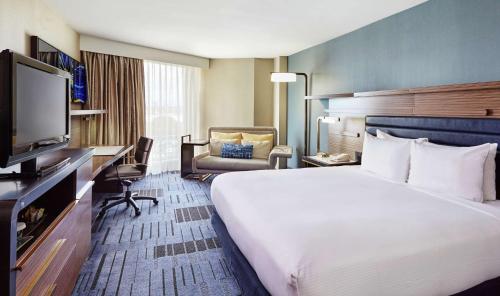 Habitación adaptada para personas de movilidad reducida con cama extragrande y bañera del hotel Hilton Newark Airport. Foto 1