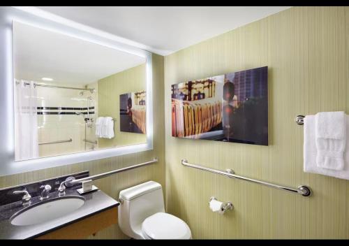 Habitación adaptada para personas de movilidad reducida con cama extragrande y bañera del hotel Hilton Newark Airport. Foto 2