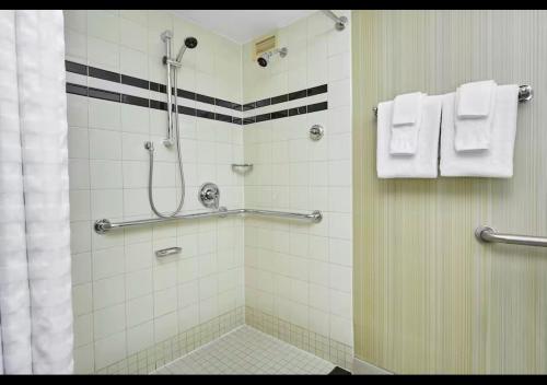 Habitación adaptada para personas de movilidad reducida con cama extragrande y bañera del hotel Hilton Newark Airport. Foto 3