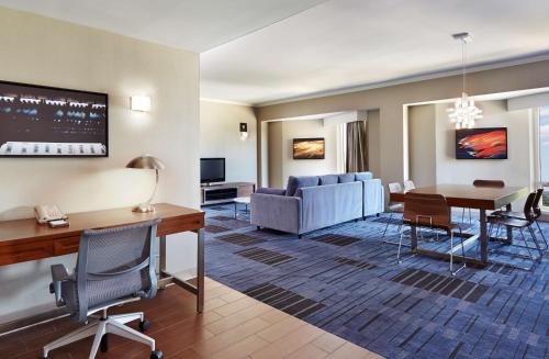 Suite Executive de 1 dormitorio - cama extragrande del hotel Hilton Newark Airport. Foto 2