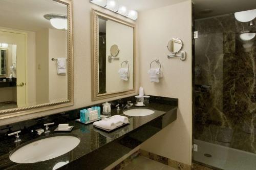 Suite Executive de 1 dormitorio - cama extragrande del hotel Hilton Newark Airport. Foto 3