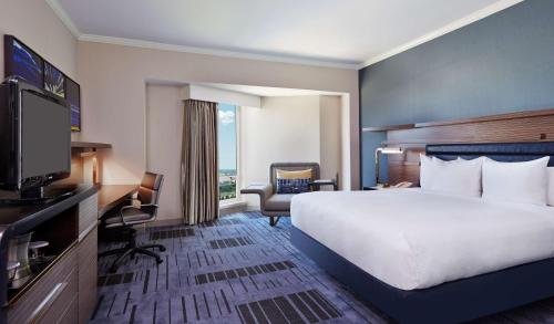 Suite Executive de 1 dormitorio - cama extragrande del hotel Hilton Newark Airport. Foto 4