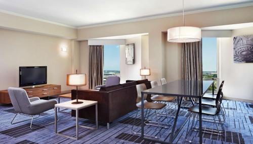Suite Executive de 1 dormitorio - cama extragrande del hotel Hilton Newark Airport. Foto 5