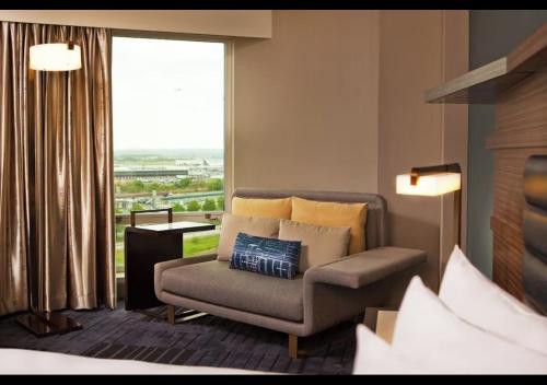 Habitación adaptada para personas de movilidad reducida con cama extragrande y bañera del hotel Hilton Newark Airport. Foto 4