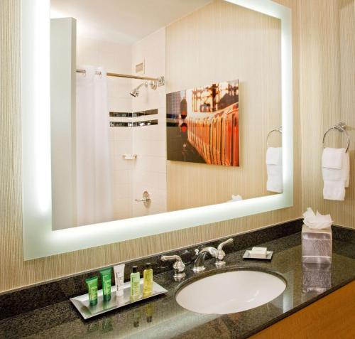 Habitación Doble Deluxe - 2 camas dobles del hotel Hilton Newark Airport. Foto 2