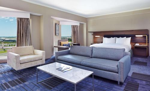 Suite Executive de 1 dormitorio - cama extragrande del hotel Hilton Newark Airport. Foto 1