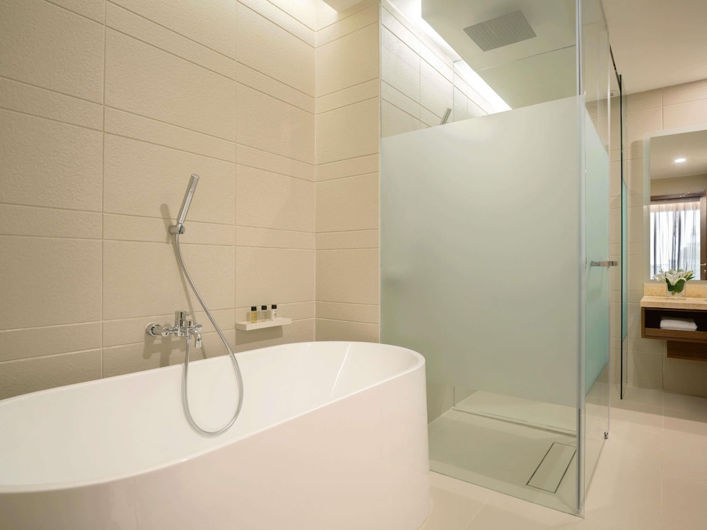 Habitación Deluxe, 1 cama de matrimonio grande del hotel Movenpick and Convention Centre KLIA. Foto 1