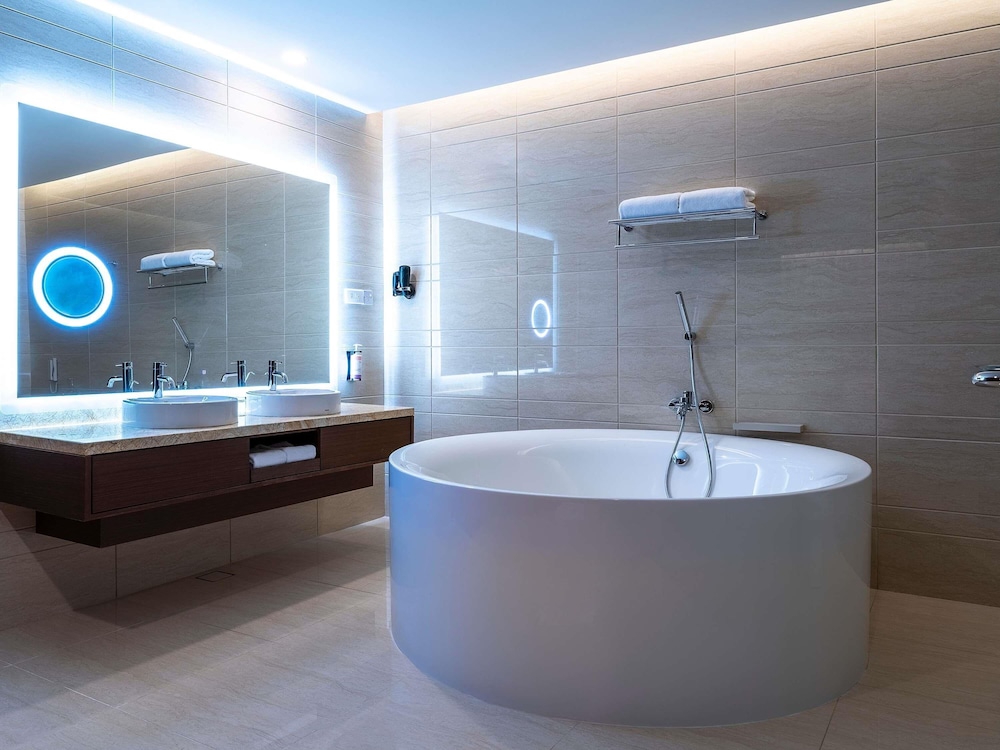 Suite presidencial, 2 camas dobles del hotel Movenpick and Convention Centre KLIA. Foto 1