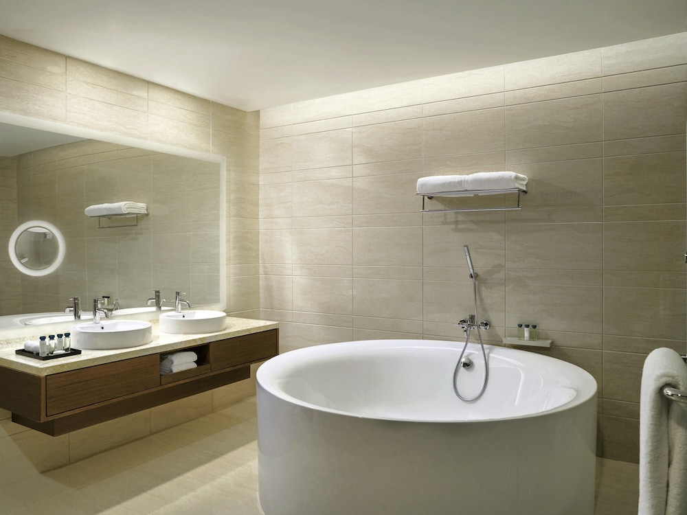 Suite Royal, 2 camas dobles del hotel Movenpick and Convention Centre KLIA. Foto 2