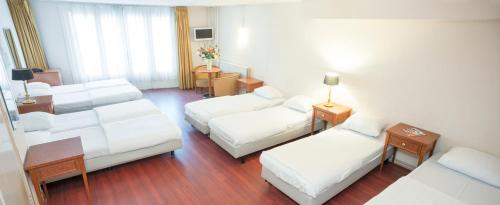 Habitación para 8 personas del hotel Delta City Center. Foto 3