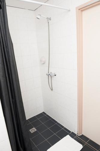 Habitación para 8 personas del hotel Delta City Center. Foto 4