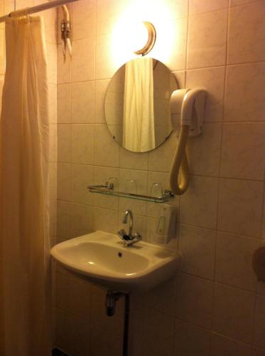 Habitación para 6 personas del hotel Delta City Center. Foto 1