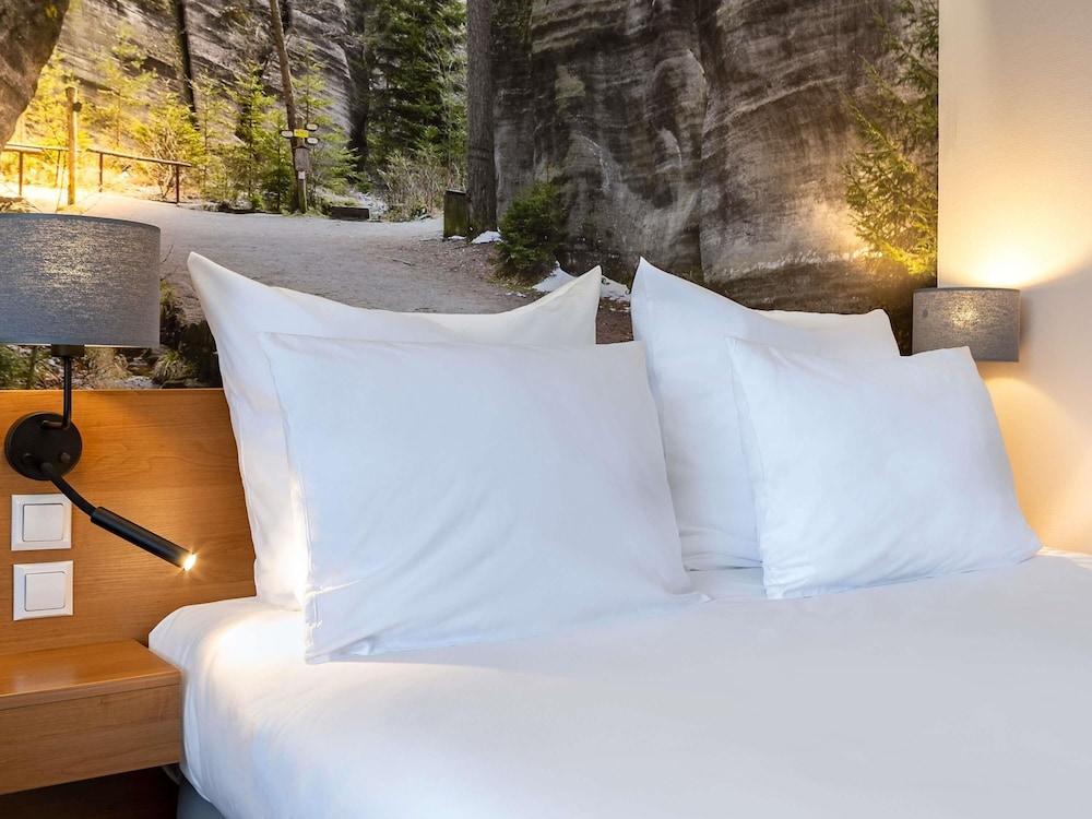 Habitación Estándar con cama queen - size y sofá del hotel Mercure Karpacz Skalny. Foto 3