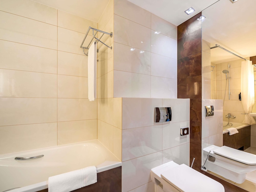 Habitación Estándar con cama queen - size y sofá del hotel Mercure Karpacz Skalny. Foto 9