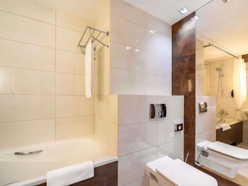 Habitación estándar con aire acondicionado, cama queen - size y sofá del hotel Mercure Karpacz Skalny. Foto 7
