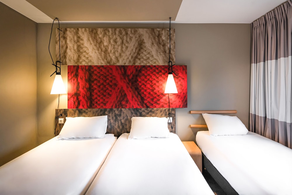 Habitación, 3 camas individuales del hotel Ibis Amsterdam Centre. Foto 2