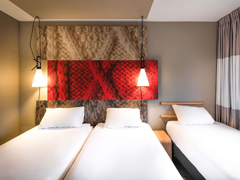 Habitación, 3 camas individuales del hotel Ibis Amsterdam Centre. Foto 3
