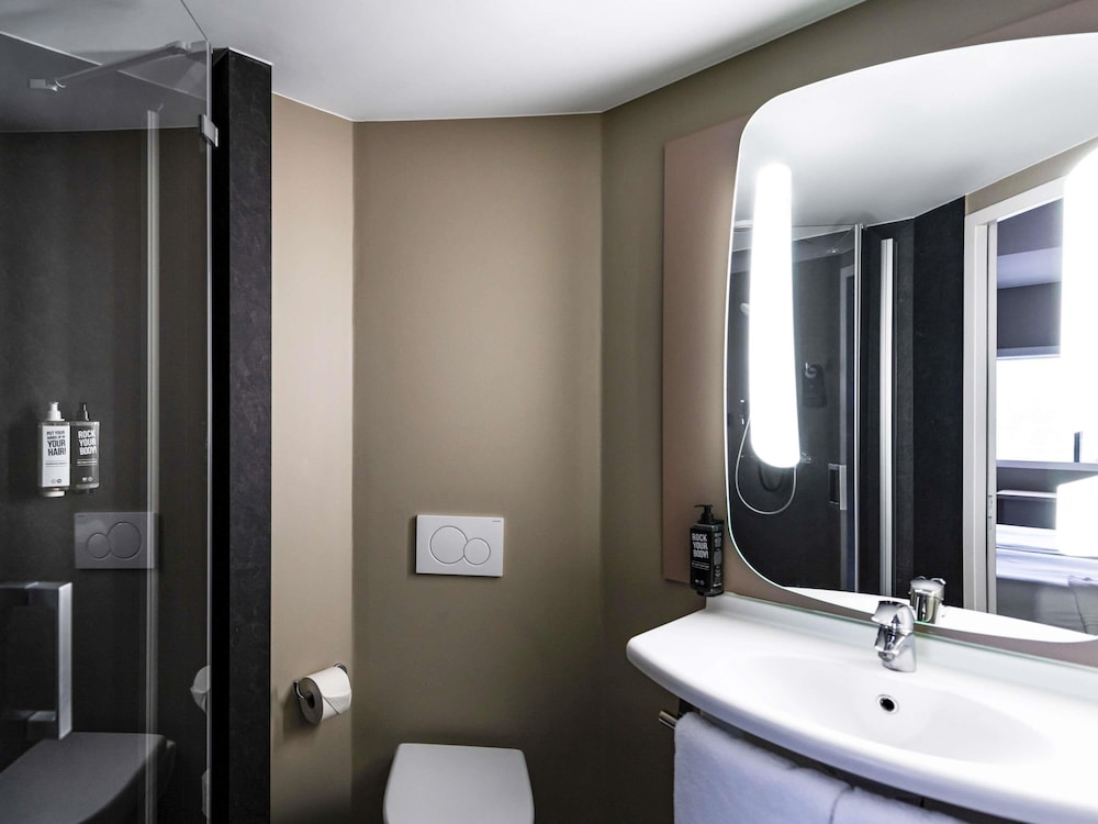 Habitación, 2 camas individuales del hotel Ibis Amsterdam Centre. Foto 6