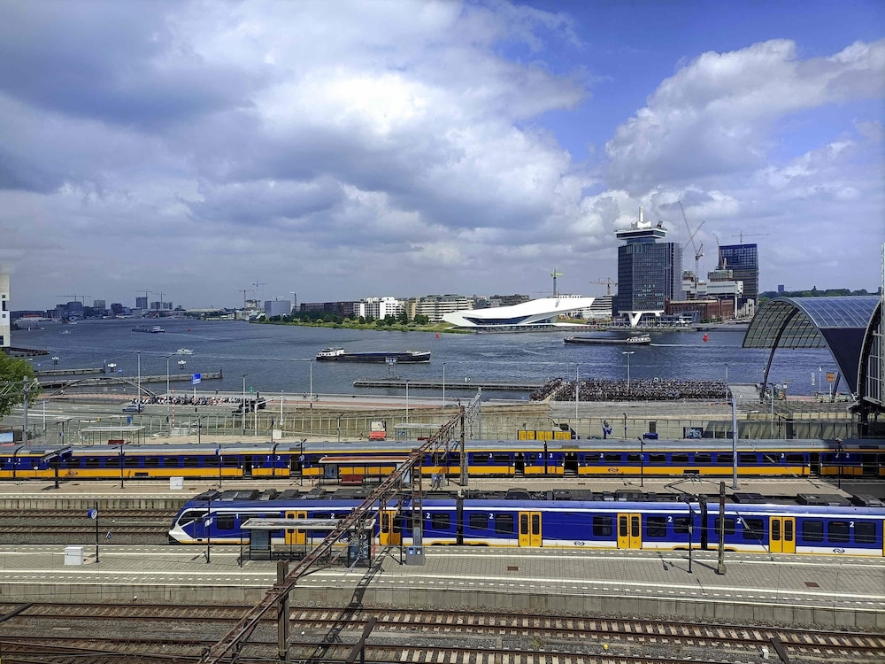 Habitación, 1 cama doble, vistas al río del hotel Ibis Amsterdam Centre. Foto 1