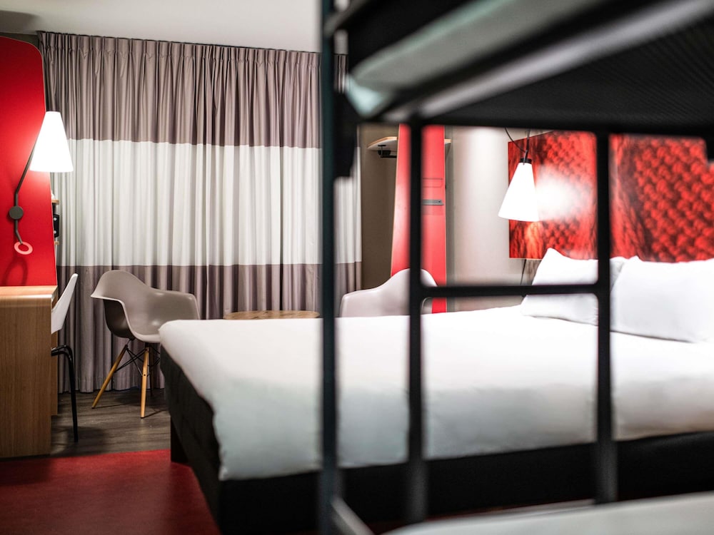 Habitación familiar, varias camas (View of the trains) del hotel Ibis Amsterdam Centre. Foto 1