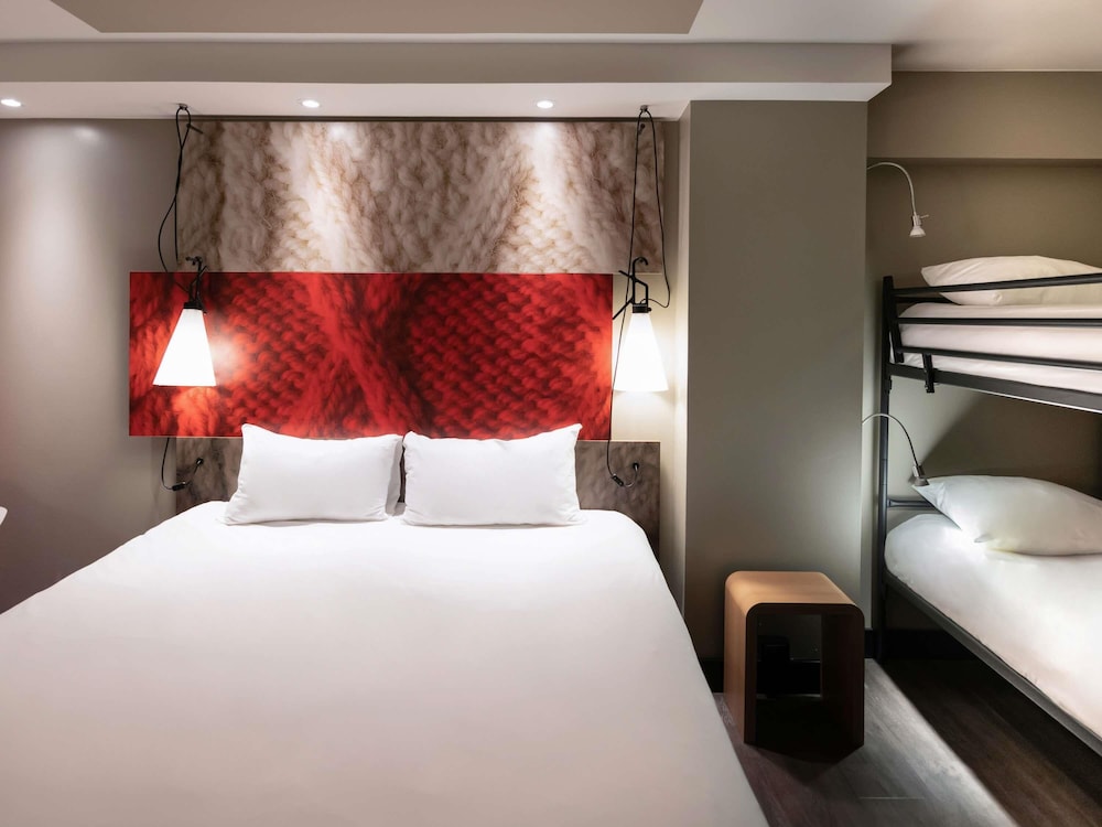 Habitación familiar, varias camas (View of the trains) del hotel Ibis Amsterdam Centre. Foto 2