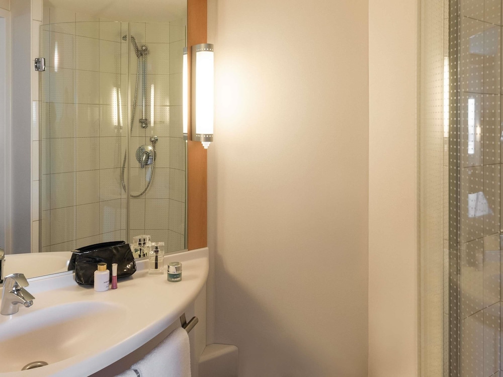 Habitación, 1 cama doble del hotel Ibis Amsterdam Centre. Foto 3