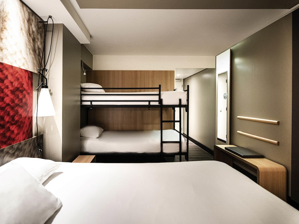 Habitación familiar, varias camas (View of the trains) del hotel Ibis Amsterdam Centre. Foto 3