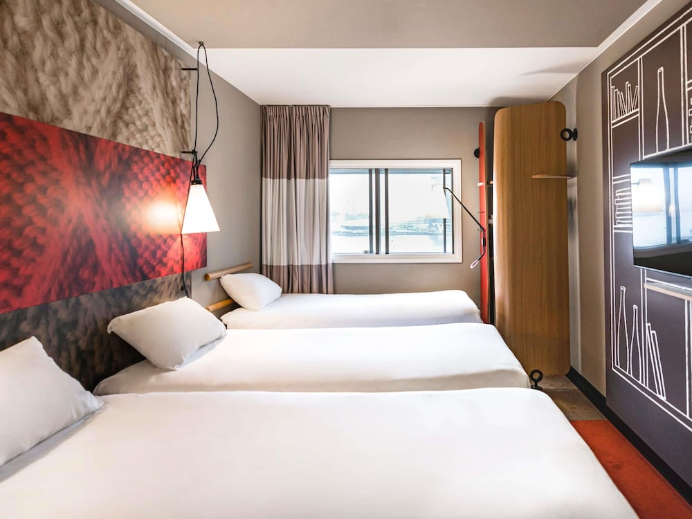 Habitación, 3 camas individuales del hotel Ibis Amsterdam Centre. Foto 4