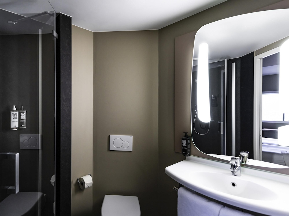 Habitación, 3 camas individuales del hotel Ibis Amsterdam Centre. Foto 7