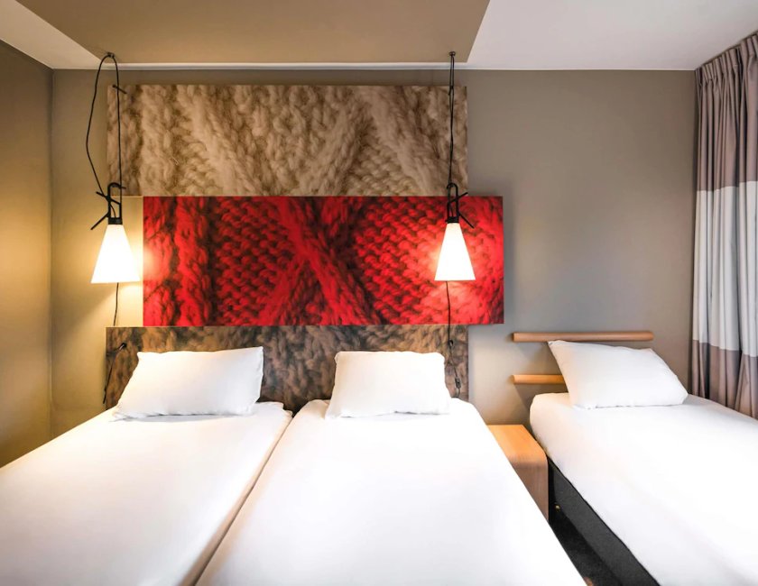 Habitación, 3 camas individuales del hotel Ibis Amsterdam Centre. Foto 3