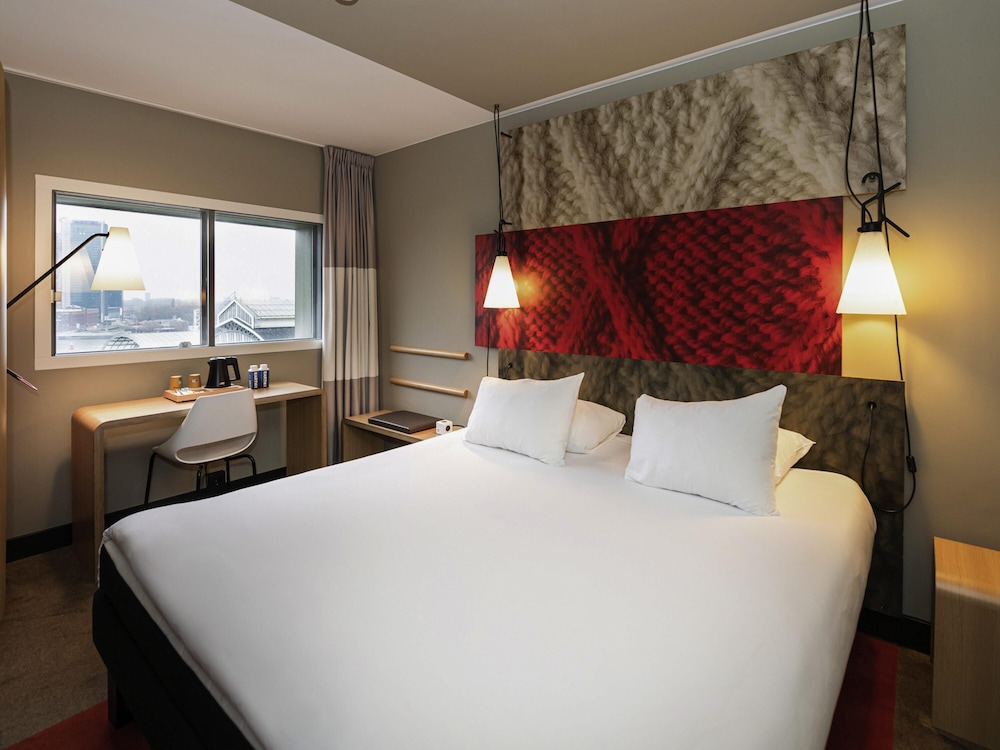 Habitación, 1 cama doble, vistas al río del hotel Ibis Amsterdam Centre. Foto 6