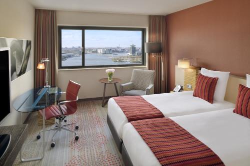 Habitación Doble Executive con vistas - 2 camas del hotel Mövenpick Amsterdam City Centre. Foto 6