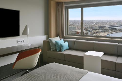 Habitación Doble Superior con vistas - 2 camas del hotel Mövenpick Amsterdam City Centre. Foto 7