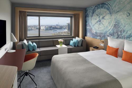 Habitación Doble Superior con cama grande y vistas del hotel Mövenpick Amsterdam City Centre. Foto 6