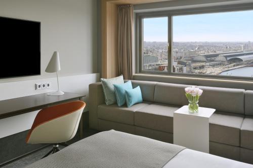 Habitación Doble Superior con cama grande y vistas del hotel Mövenpick Amsterdam City Centre. Foto 10