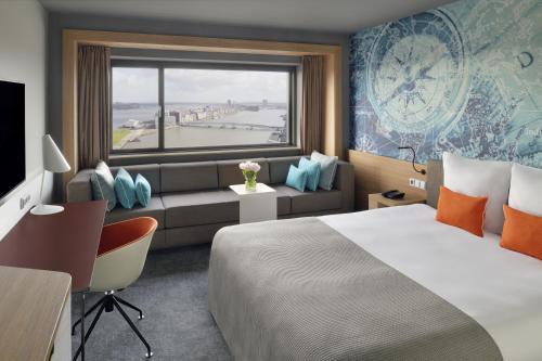 Habitación Superior con cama extragrande del hotel Mövenpick Amsterdam City Centre. Foto 7