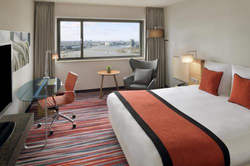 Habitación Clásica con vistas - 1 cama extragrande del hotel Mövenpick Amsterdam City Centre. Foto 8