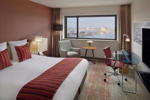 Habitación Doble Ejecutiva (cama extragrande) con vistas del hotel Mövenpick Amsterdam City Centre. Foto 6