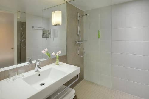 Habitación Clásica con cama extragrande del hotel Mövenpick Amsterdam City Centre. Foto 7