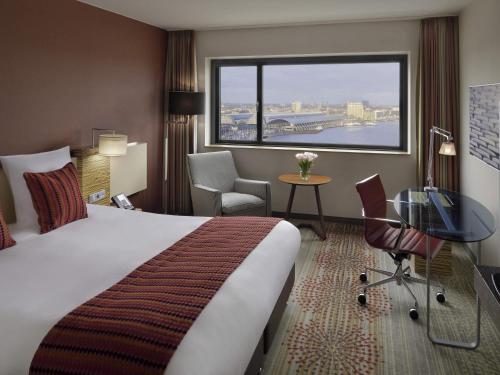 Habitación Doble Ejecutiva (cama extragrande) con vistas del hotel Mövenpick Amsterdam City Centre. Foto 8