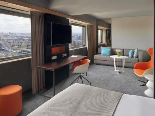 Suite Junior del hotel Mövenpick Amsterdam City Centre. Foto 13