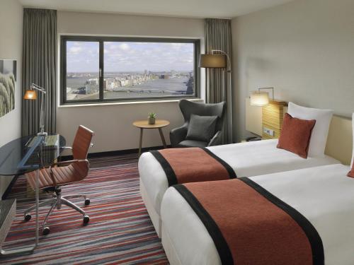 Habitación Doble Clásica con 2 camas individuales y vistas del hotel Mövenpick Amsterdam City Centre. Foto 9