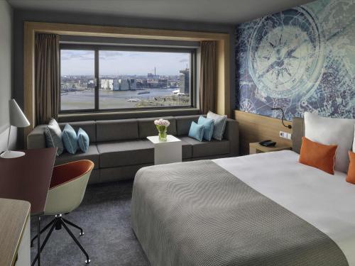 Habitación Superior con cama extragrande del hotel Mövenpick Amsterdam City Centre