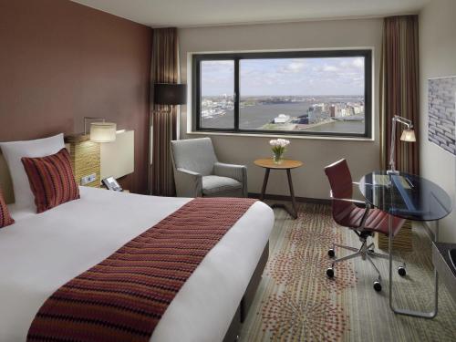 Habitación Doble Ejecutiva (cama extragrande) con vistas del hotel Mövenpick Amsterdam City Centre. Foto 4