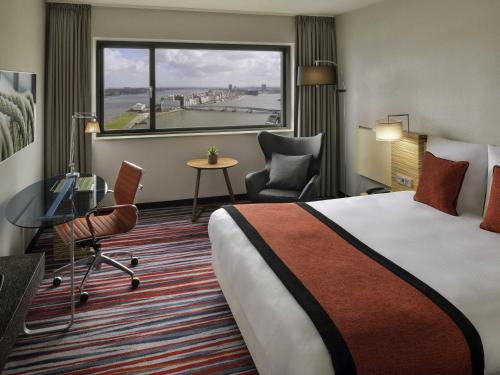 Habitación Clásica con cama extragrande del hotel Mövenpick Amsterdam City Centre. Foto 3