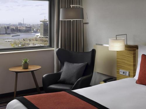 Habitación Clásica con vistas - 1 cama extragrande del hotel Mövenpick Amsterdam City Centre. Foto 5