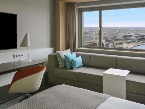 Habitación Doble Superior con vistas - 2 camas del hotel Mövenpick Amsterdam City Centre. Foto 3